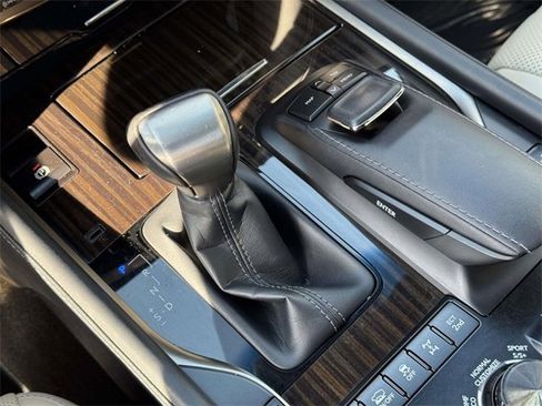 Used 2020 Lexus LX 570 4WD w/ 3rd Row & Luxury Pkg image 29