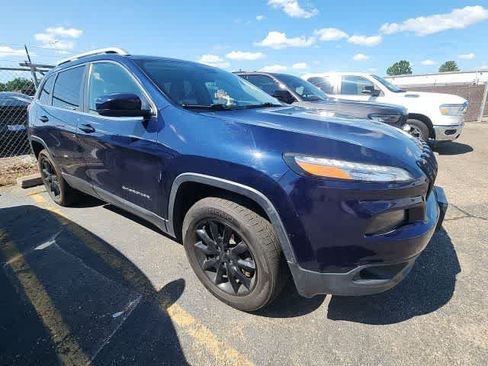 Used 2016 Jeep Cherokee Limited w/ Luxury Group AWD/4WD image 6