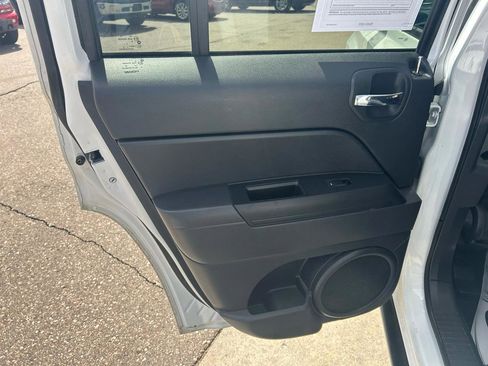 Used 2016 Jeep Patriot High Altitude AWD/4WD image 16