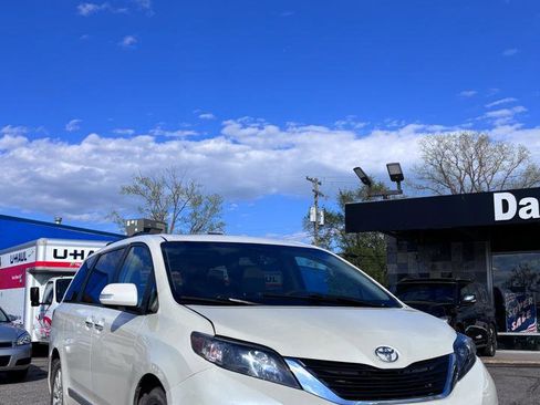 Used 2013 Toyota Sienna Limited w/ Premium Pkg AWD/4WD image 2