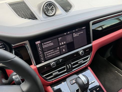 Certified 2024 Porsche Macan S AWD/4WD image 23