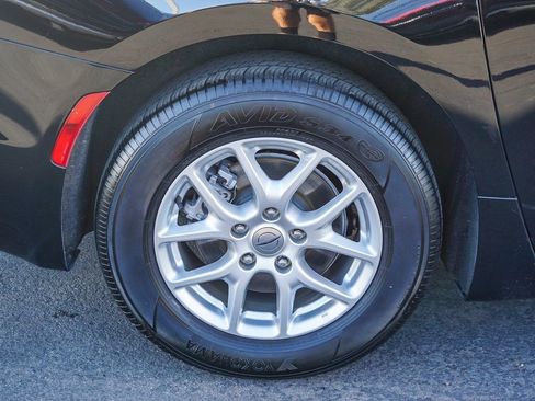 Used 2024 Chrysler Pacifica Touring-L image 9