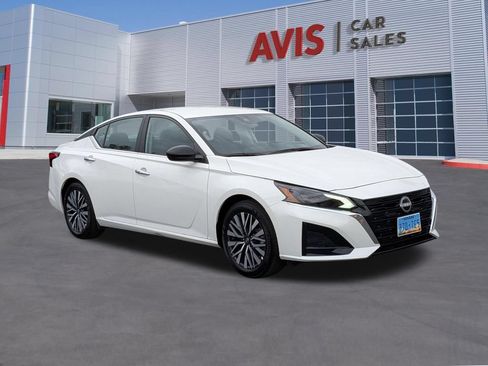 Used 2025 Nissan Altima 2.5 SV FWD image 3
