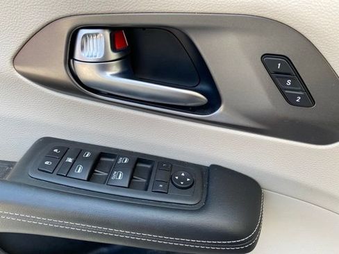Used 2023 Chrysler Pacifica Touring-L FWD image 25