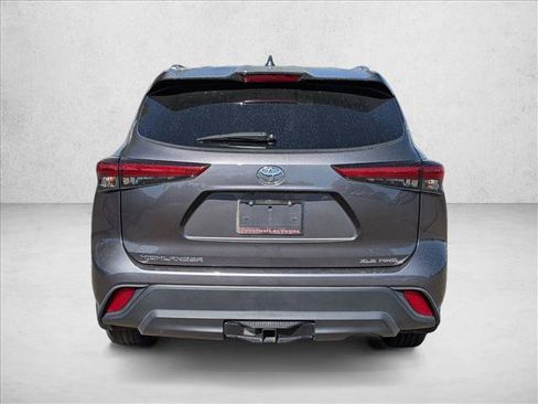 Used 2021 Toyota Highlander XLE AWD/4WD image 6