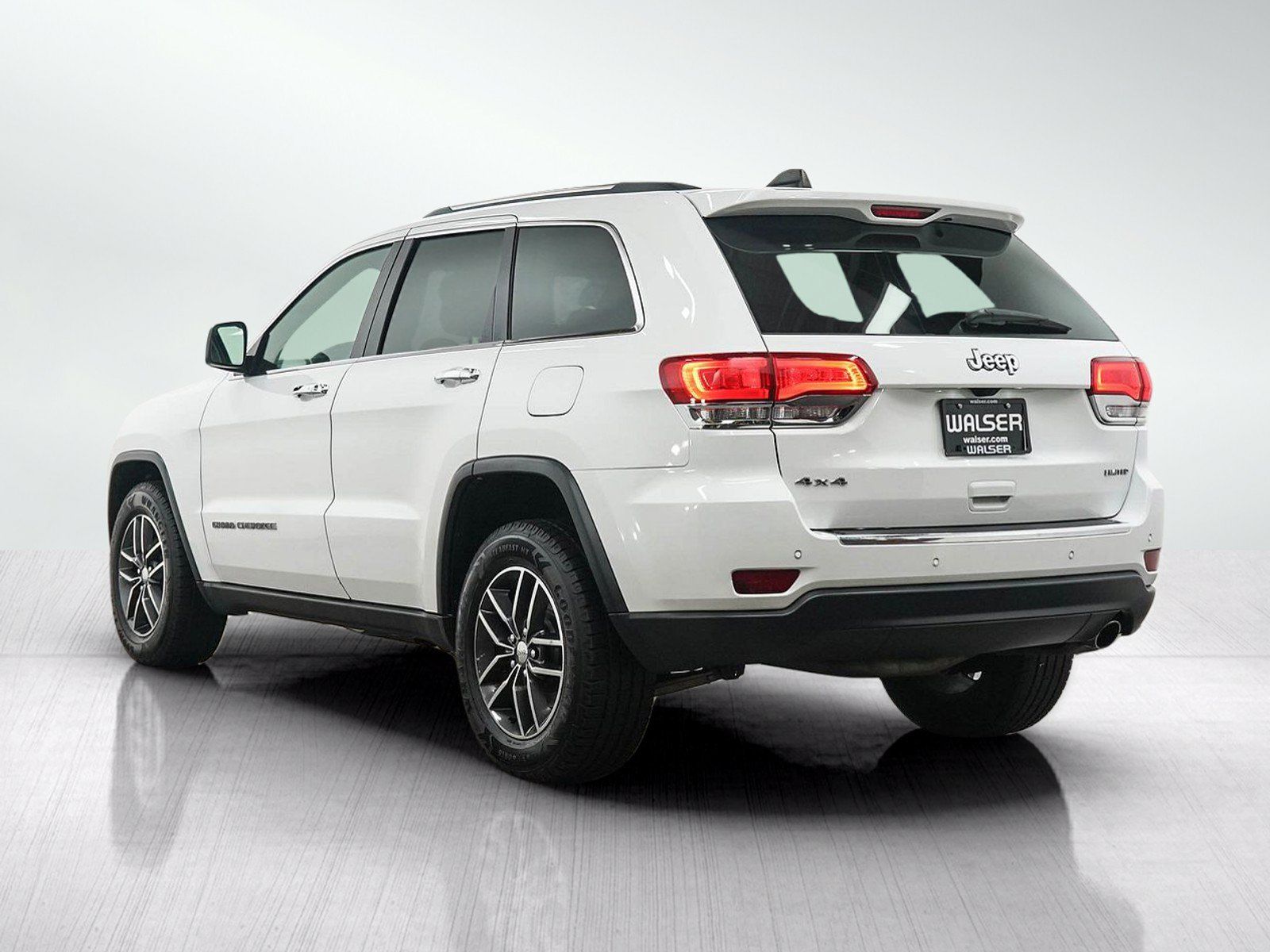 Used 2017 Jeep Grand Cherokee Limited AWD/4WD image 3