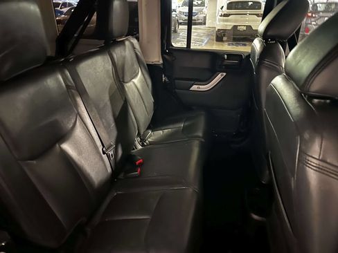 Used 2016 Jeep Wrangler Unlimited Sahara w/ Connectivity Group AWD/4WD image 8
