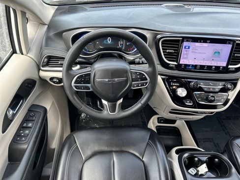 Used 2023 Chrysler Pacifica Touring-L FWD image 5
