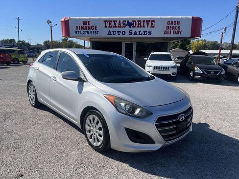 Used 2017 Hyundai Elantra GT FWD image 3