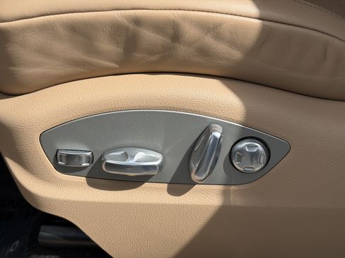 Certified 2024 Porsche Macan AWD/4WD image 25