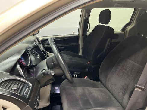 Used 2014 Chrysler Town & Country Touring image 27