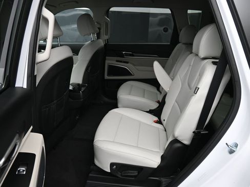 Used 2024 Kia Telluride S image 21