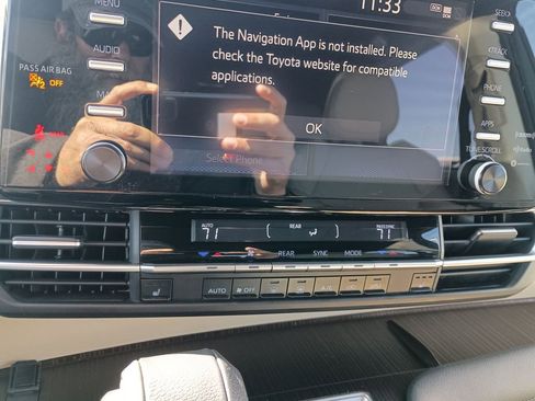 Used 2021 Toyota Sienna XLE image 25