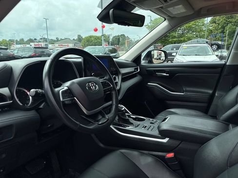 Used 2025 Toyota Highlander XLE AWD/4WD image 16