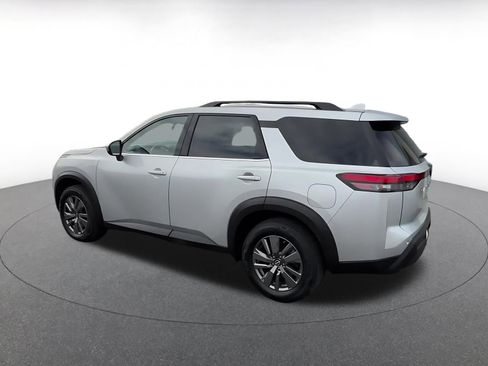 Used 2025 Nissan Pathfinder SV image 10