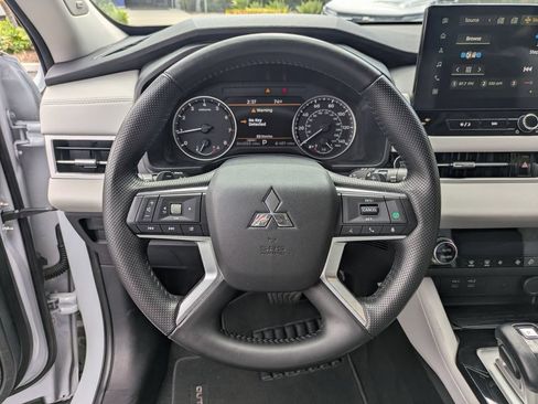 Used 2025 Mitsubishi Outlander SE FWD image 19