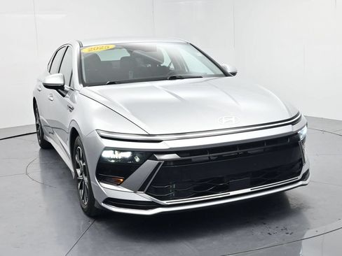 Used 2025 Hyundai Sonata SEL FWD image 2