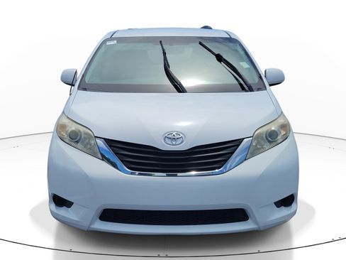 Used 2012 Toyota Sienna LE FWD image 2