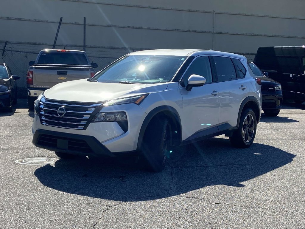 Used 2025 Nissan Rogue SV AWD/4WD image 3