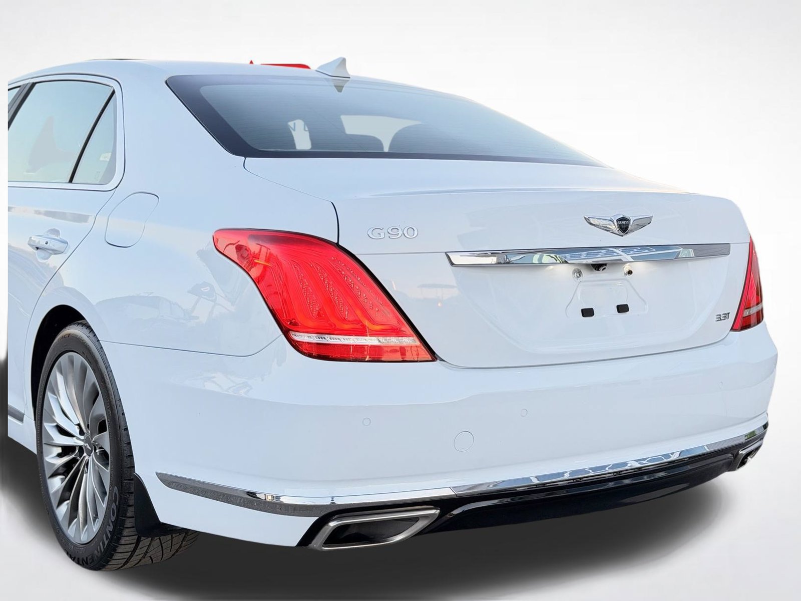 Used 2017 Genesis G90 3.3T Premium RWD image 3