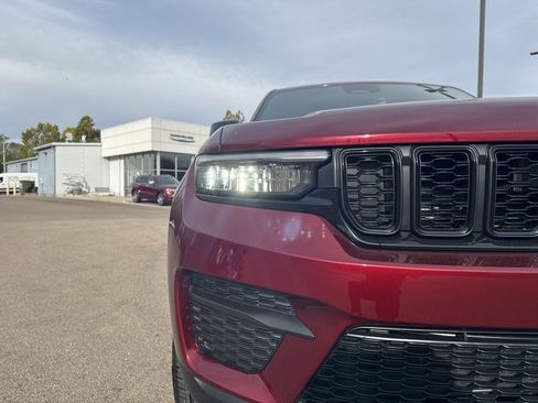 New 2025 Jeep Grand Cherokee Altitude image 9