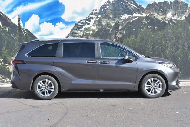 Used 2025 Toyota Sienna Limited AWD/4WD image 2