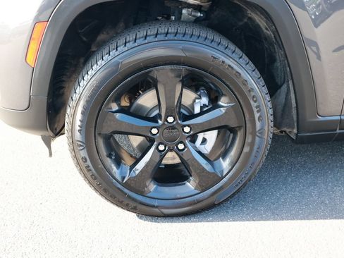 Used 2023 Jeep Grand Cherokee Altitude AWD/4WD image 11