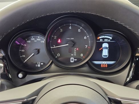 Used 2025 Porsche Macan image 19