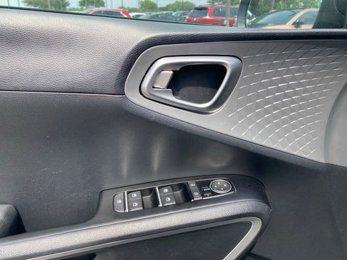 Used 2025 Kia Soul LX w/ LX Technology Package image 12