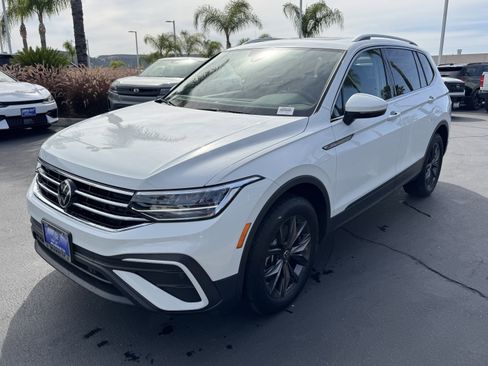 Used 2024 Volkswagen Tiguan SE w/ Panoramic Sunroof Package image 5