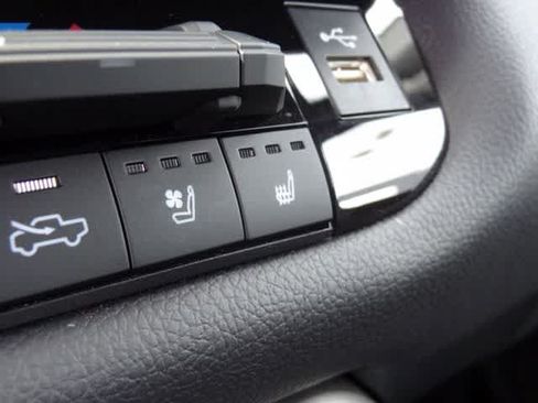 Used 2025 Toyota Tundra Limited AWD/4WD image 16