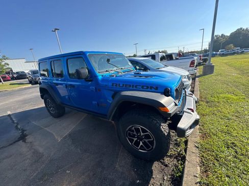 Used 2025 Jeep Wrangler Unlimited Rubicon w/ Convenience Group AWD/4WD image 5