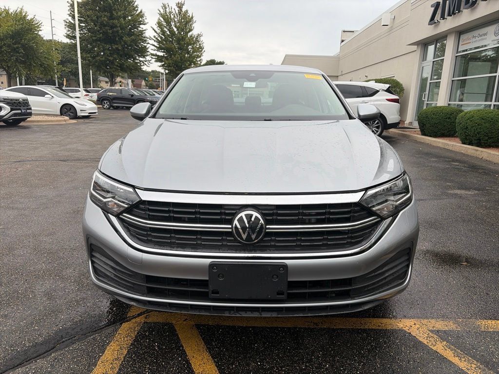 Used 2023 Volkswagen Jetta SE FWD image 3