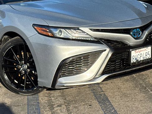 Used 2021 Toyota Camry XSE image 3