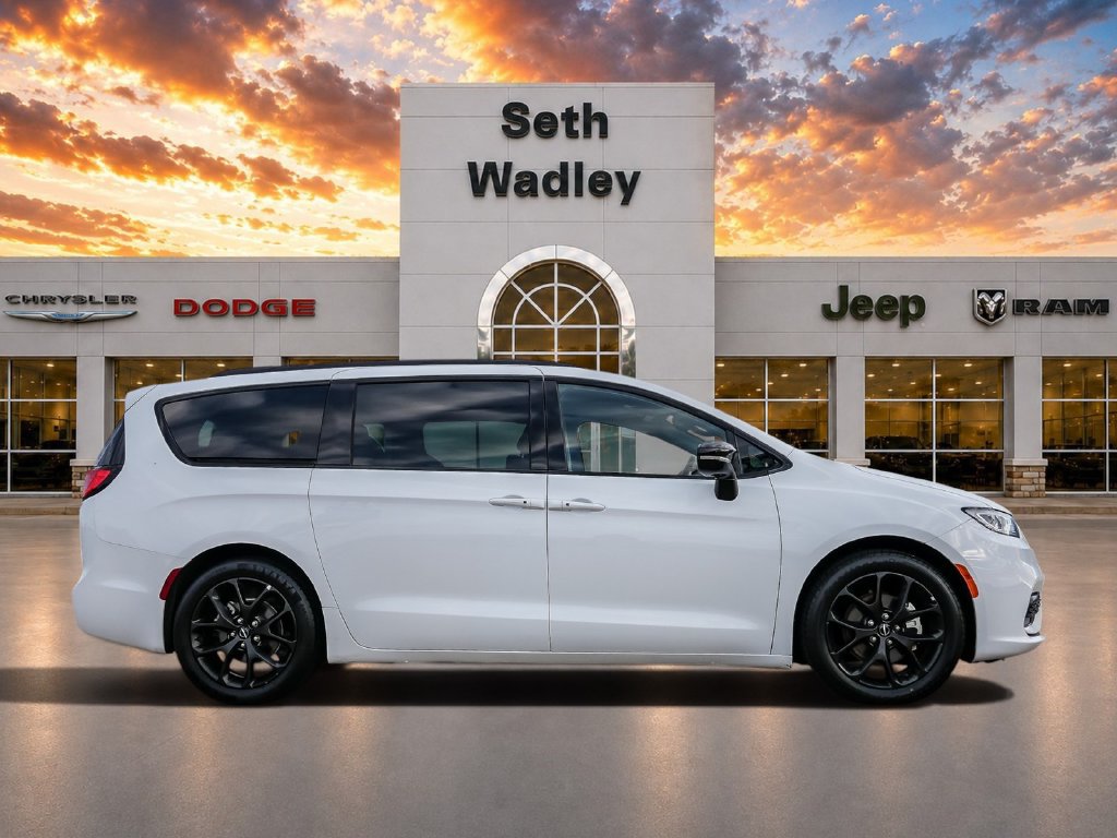 Used 2025 Chrysler Pacifica Limited FWD image 8