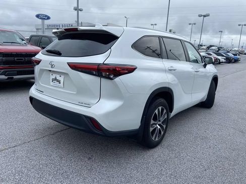 Used 2023 Toyota Highlander XLE AWD/4WD image 3