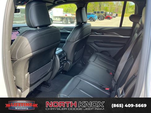 Used 2025 Jeep Grand Cherokee Limited image 7