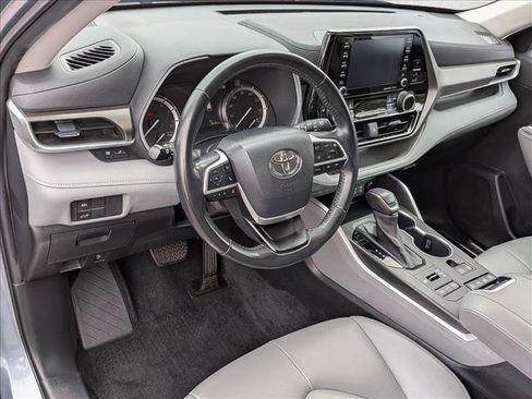 Used 2022 Toyota Highlander XLE AWD/4WD image 10