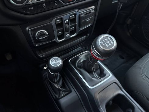 Used 2020 Jeep Wrangler Unlimited Sahara AWD/4WD image 16