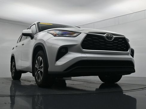Used 2022 Toyota Highlander XLE AWD/4WD image 29