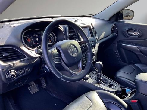 Used 2019 Jeep Cherokee Latitude Plus w/ Comfort/Convenience Group AWD/4WD image 18