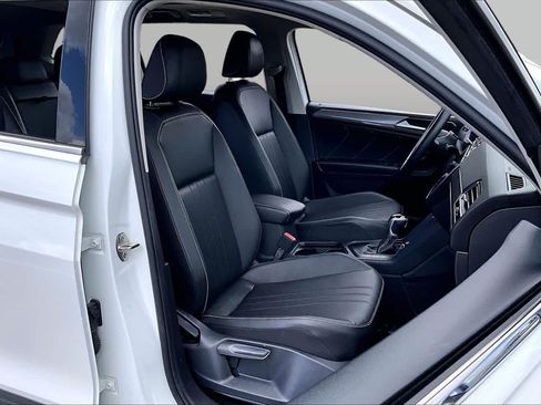 Used 2023 Volkswagen Tiguan SE w/ Panoramic Sunroof Package FWD image 8