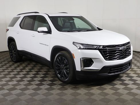 Used 2023 Chevrolet Traverse RS image 2