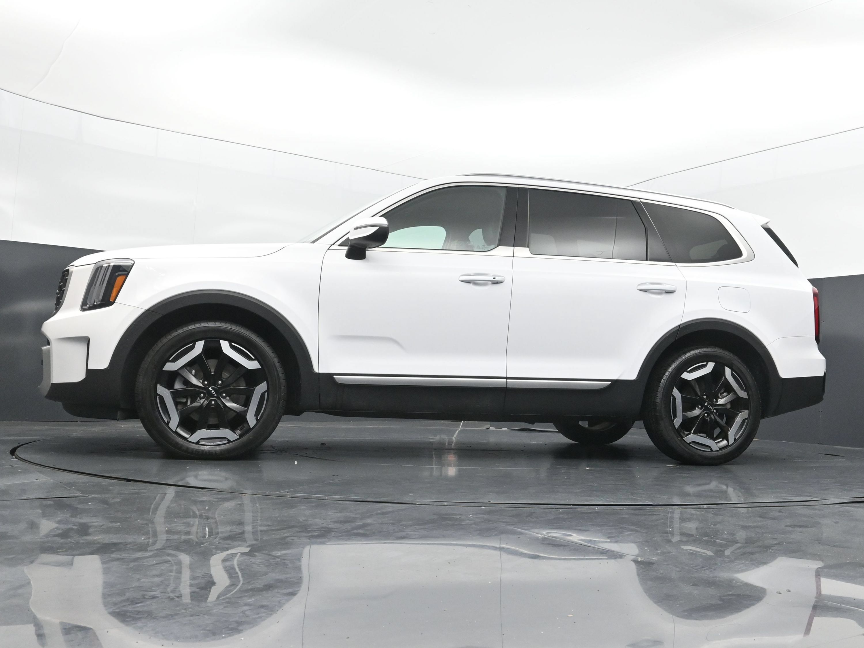 Used 2025 Kia Telluride S FWD image 36