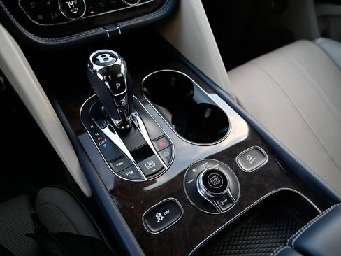 Used 2022 Bentley Bentayga image 29