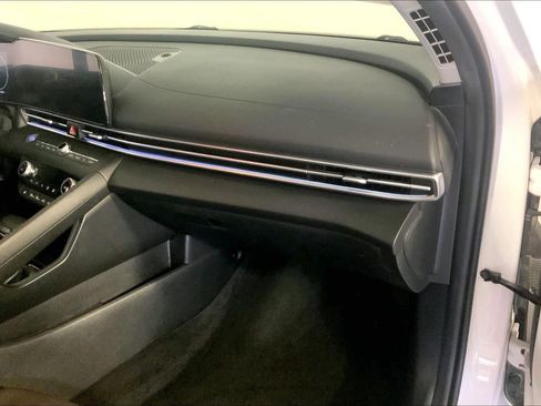 Used 2025 Hyundai Elantra SEL FWD image 16