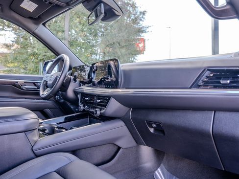 Used 2025 Chevrolet Suburban Z71 image 22