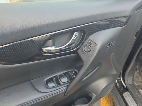 Used 2019 Nissan Rogue SL w/ Premium Package image 16