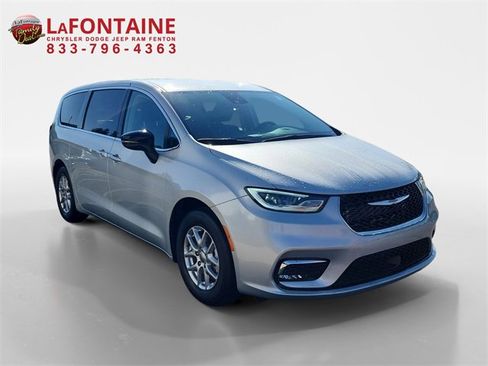 Used 2024 Chrysler Pacifica Touring-L image 3