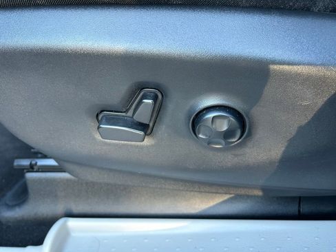 Used 2023 Chrysler Pacifica Touring-L image 18